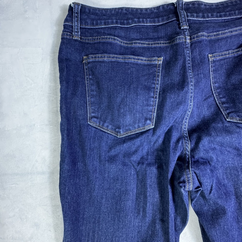 St. John's Bay Straight Leg Jeans Womens Blue Denim Mid Rise Stretch Comfort‎ 16 - Picture 6 of 16